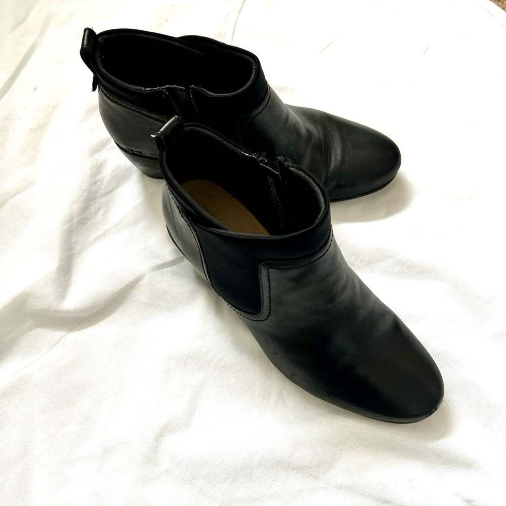 Clark’s black leather booties 7.5